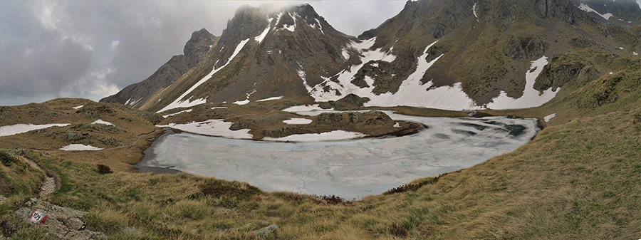 Il laghetto inferiore di Ponteranica ancora piuttosto ghiacciato